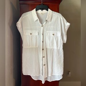 Great cotton white shirt that feels like linen with beige button detailing